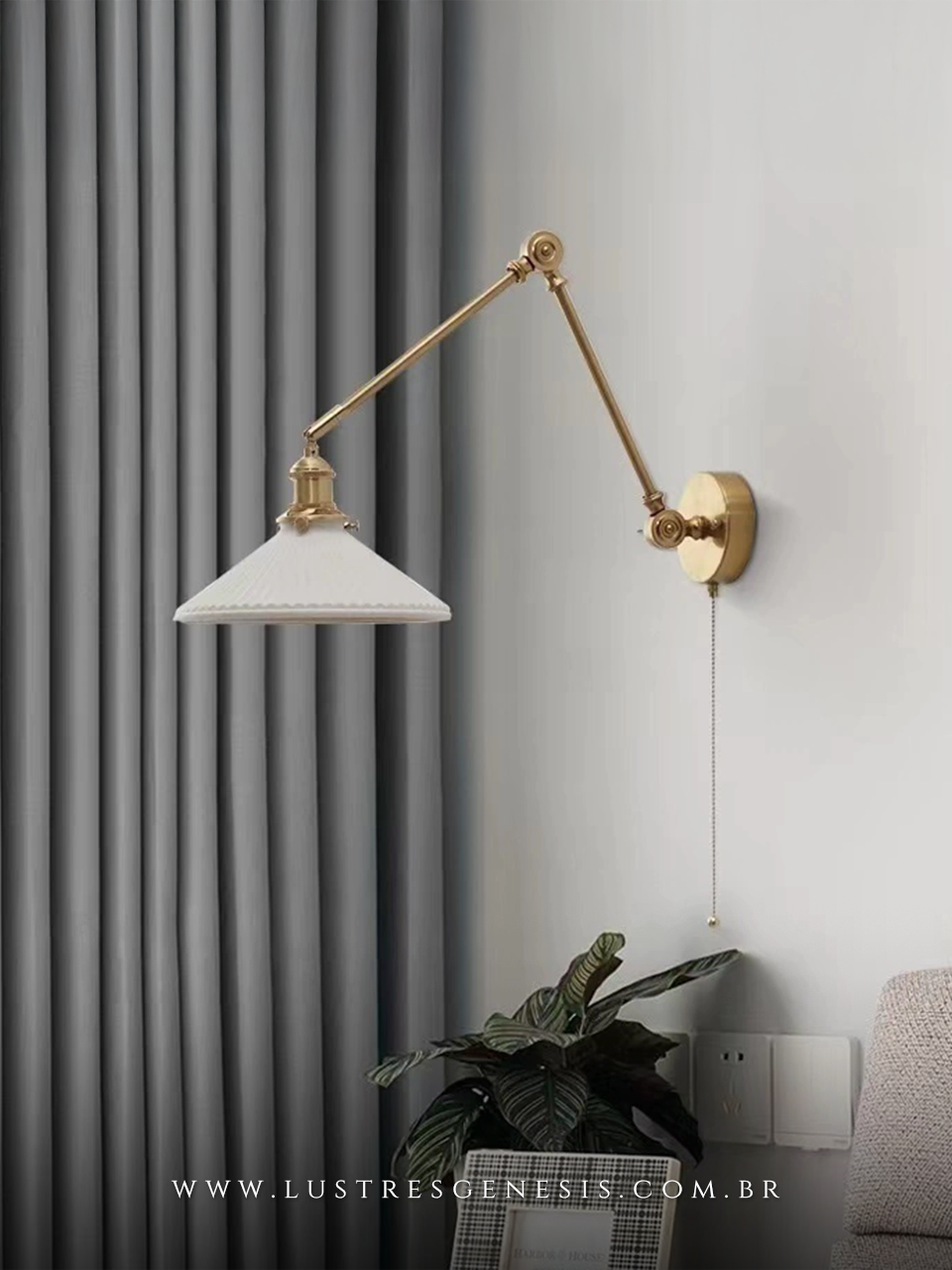 Arandela moderna Araucária na cor ouro envelhecido, com braço articulado e cúpula texturizada, ideal para área gourmet, quartos, sala de estar, hall de entrada e corredor.